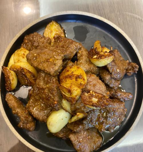 蒜香牛扒的做法（学会制作美味的蒜香牛扒）