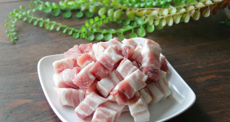 蒜香焖五花肉，妈妈的做法（五花肉如何焖出香味）