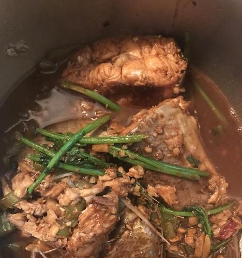 蒜香马鲛鱼的做法（一道简单又美味的菜品）