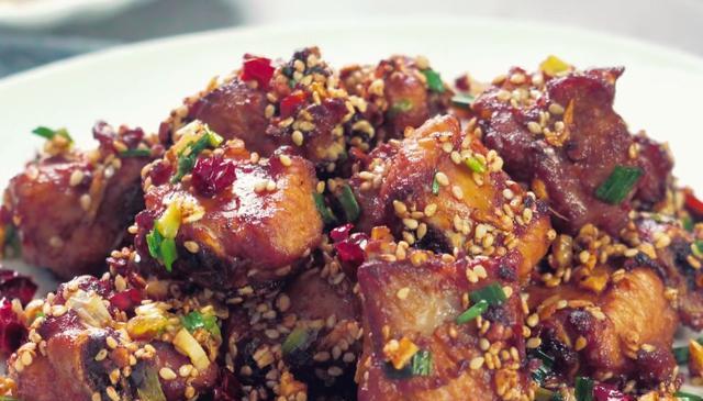 美味蒜香辣排骨制作详解（让你在家做出餐馆级别的排骨佳肴）