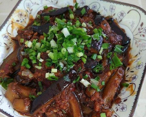 蒜香酱茄子的美味做法（让你在家也能轻松做出餐厅级茄子菜品）