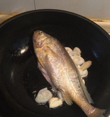 蒜香酱拌黄鱼的烹饪秘诀（用蒜香酱让味蕾爆发）