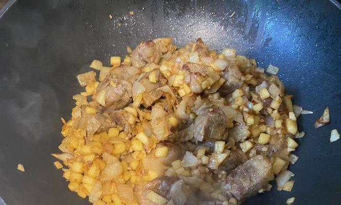 蒜香鸡肉咖喱炒饭的制作方法（用家常食材做出餐厅级别美味）