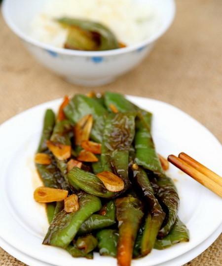 香辣诱惑的蒜香虎皮辣椒（打造口感酥脆）