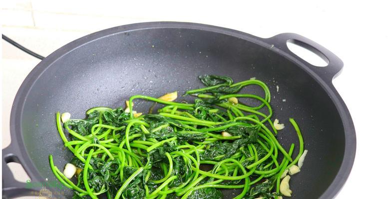 蒜香红薯叶的美味做法（用红薯叶打造健康美食）