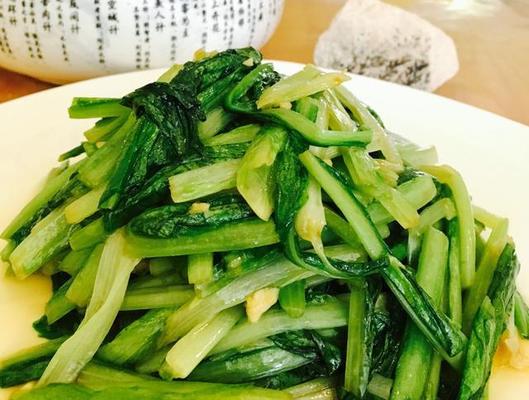 蒜香蚝汁油麦菜，开胃又健康（简单易做的营养菜谱）