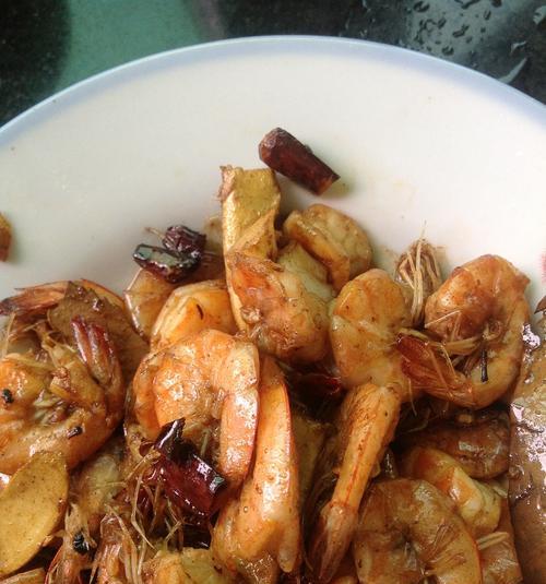 蒜香海虾的做法（轻松做出美味的海鲜佳肴）