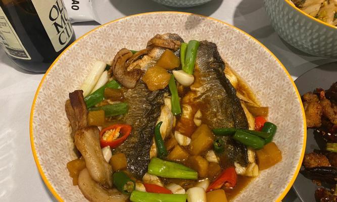 蒜香海鲈鱼的做法（让你的家人大饱口福的美食）