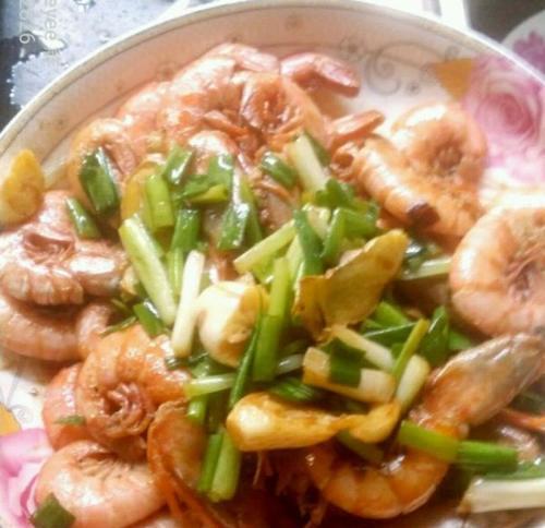 蒜香葱油基围虾的制作方法（美味可口的中式海鲜佳肴）