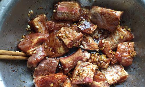 香气四溢的蒜香白切肉（用简单步骤制作美味佳肴）