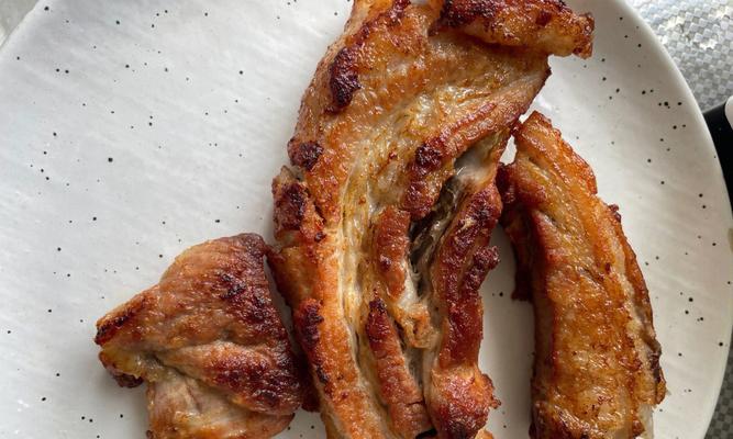 香气四溢的蒜香白切肉（用简单步骤制作美味佳肴）