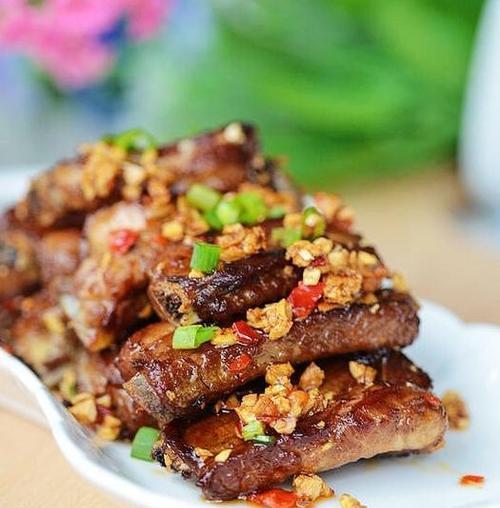 香气四溢的蒜香白切肉（用简单步骤制作美味佳肴）