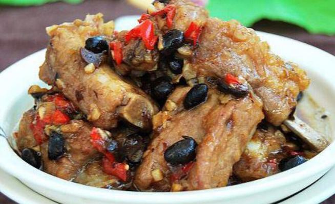 教你如何做美味的蒜头豆豉蒸海鳝（家庭厨师必备的海鲜美食）