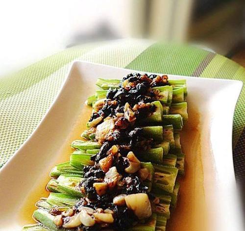 教你如何做美味的蒜头豆豉蒸海鳝（家庭厨师必备的海鲜美食）