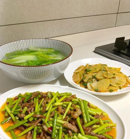 美味又营养的蒜薹土豆丝炒肉（做法简单）