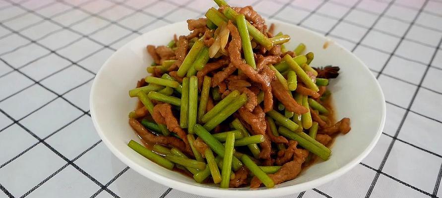蒜薹炒猪肉的美食风味（细嫩猪肉搭配新鲜蒜薹）