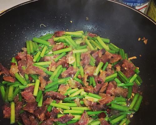 蒜薹炒猪里脊，美味可口的下饭佳品（以蒜薹为主料）