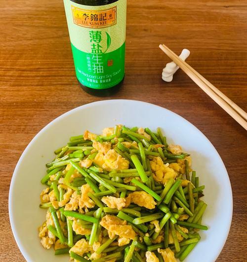 蒜薹炒窝头的做法（用蒜薹和窝头打造美味佳肴）