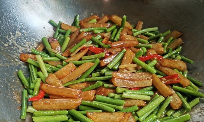 家常美食丨蒜薹炒土豆条（清爽可口的春季小炒菜）