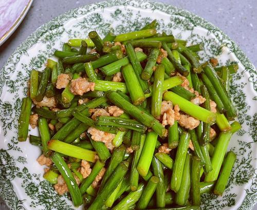 蒜薹炒肉片（家常美食）