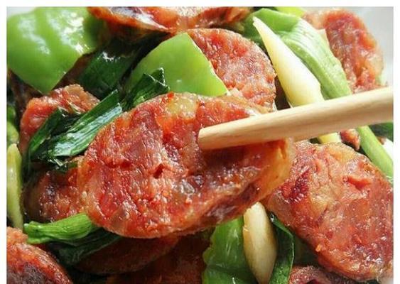 香气四溢，美味可口的蒜薹炒肉肠（用鲜嫩的蒜薹搭配香糯的肉肠）