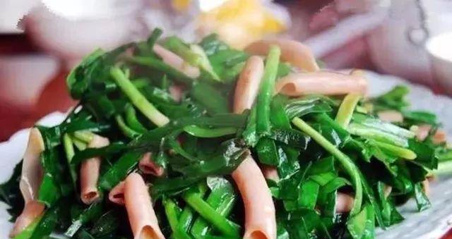 香气四溢，美味可口的蒜薹炒肉肠（用鲜嫩的蒜薹搭配香糯的肉肠）