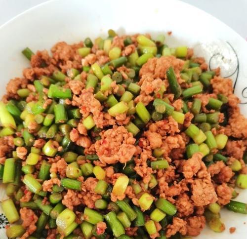 蒜苔肉末炸酱面的制作方法（做一碗色香味俱佳的炸酱面）