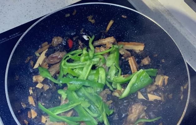 蒜苔木耳炒咸肉，美味又营养（家常菜谱）