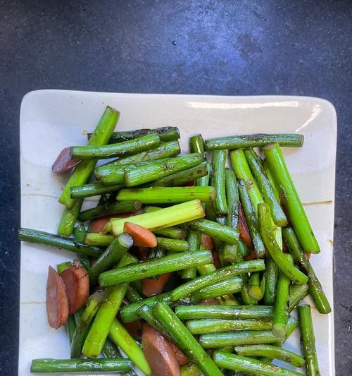 蒜苔火腿的制作方法（一种香气扑鼻的美食佳品）