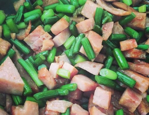 蒜苔火腿的制作方法（一种香气扑鼻的美食佳品）