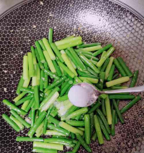 蒜苔火腿炒洋芋的美味做法（家常菜肴）