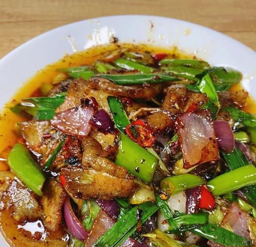 教你制作美味蒜苔回锅肉（传统川菜）