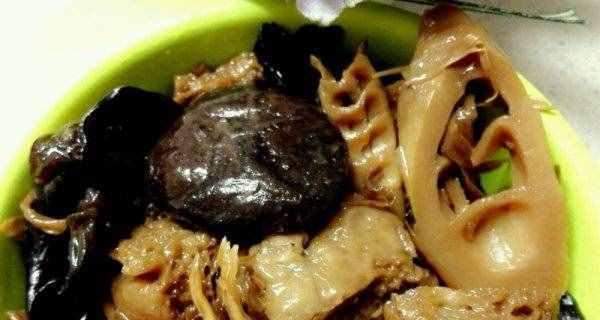 一道美味素食佳肴——素什锦烤麸（一份营养丰富）
