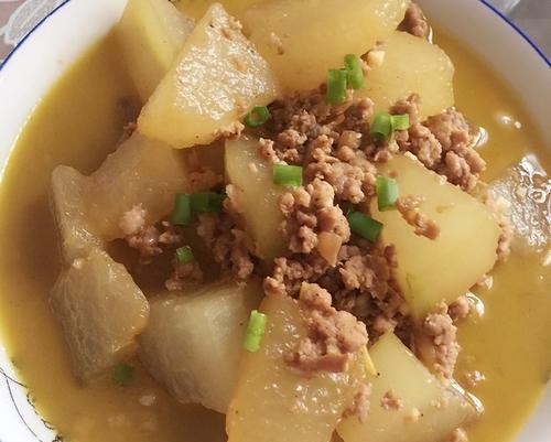 以冬瓜为主材，调配多种蔬菜，为你带来一道清新素食佳品（以冬瓜为主材）