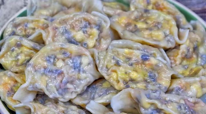 以素三鲜馅饺子为主题的制作方法（做馅、包饺子、煮饺子全过程详解）