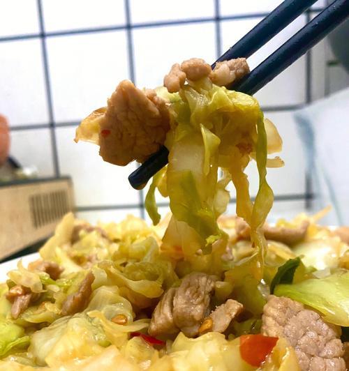 以素炒圆包菜，美味又健康（15个步骤轻松学会如何烹制美味的素炒圆包菜）