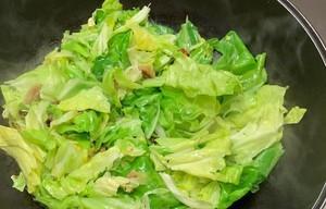 以素炒圆包菜，美味又健康（15个步骤轻松学会如何烹制美味的素炒圆包菜）