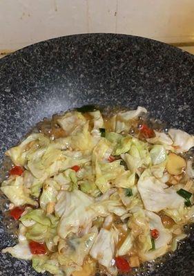 以素炒圆包菜，美味又健康（15个步骤轻松学会如何烹制美味的素炒圆包菜）