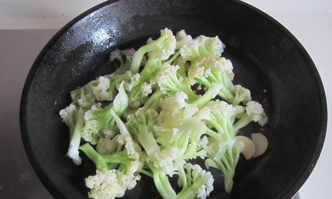以素炒有机花菜——健康美味的素食佳品（探索有机花菜的营养价值和烹饪方法）