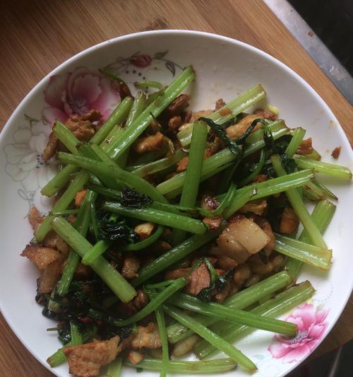 素食美味，以素炒香芹杆做法分享（香脆可口的素炒香芹杆）