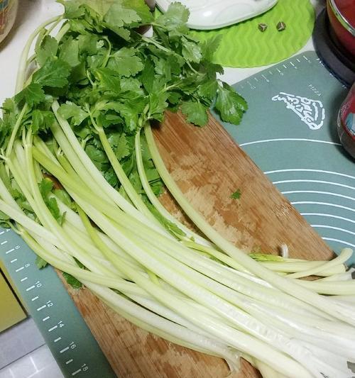 素食美味，以素炒香芹杆做法分享（香脆可口的素炒香芹杆）
