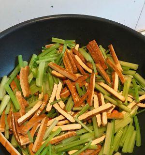 教你一道简单又美味的素菜——素炒香芹（香气四溢）