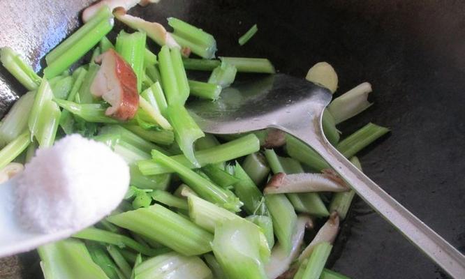 教你一道简单又美味的素菜——素炒香芹（香气四溢）