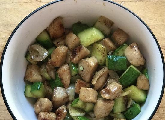五彩布丁菜的制作方法（用素菜和鲜奶制作的美味佳肴）