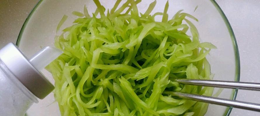 素食主义者的佳肴——素炒莴苣丝（营养均衡）