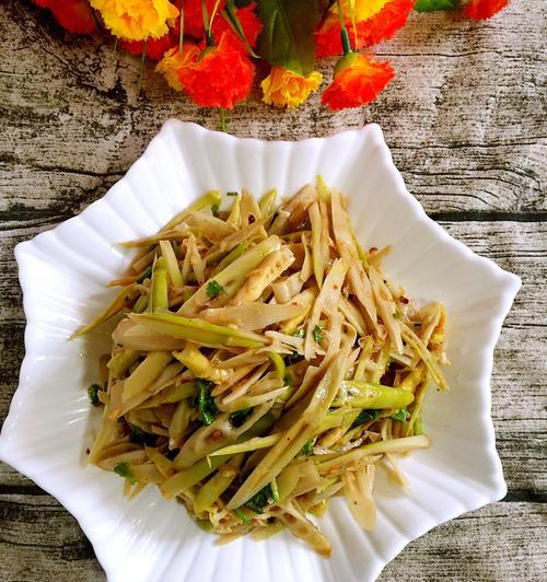 如何制作美味素炒笋丝（用新鲜笋制作的绿色健康菜品）