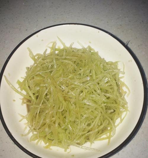 如何制作美味素炒笋丝（用新鲜笋制作的绿色健康菜品）
