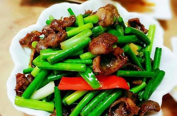 香气四溢，健康美味——素炒蒜薹（清爽可口的素炒蒜薹）