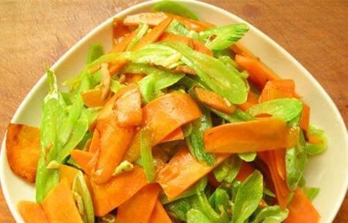 素食佳肴——素炒蛇瓜（清爽可口的夏日美食）