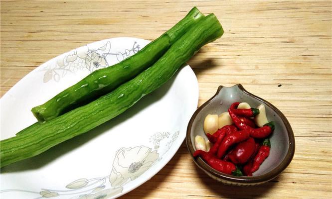 素食佳肴——素炒蛇瓜（清爽可口的夏日美食）